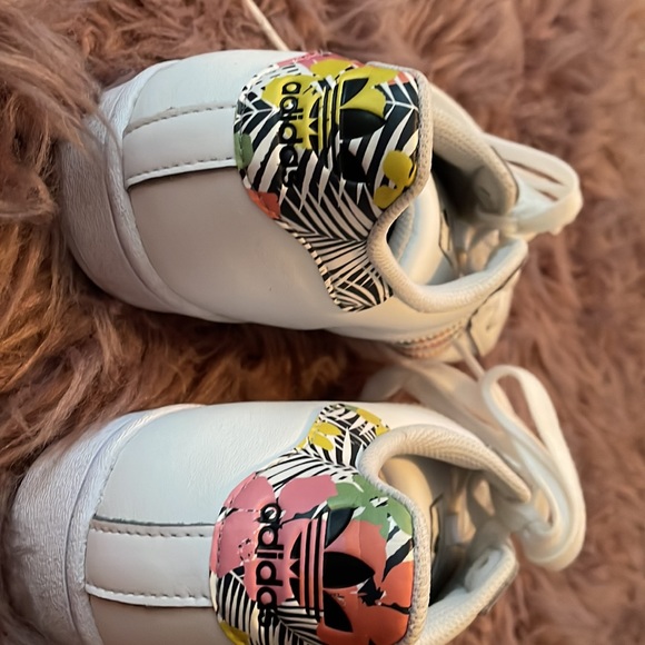 Very good cond kids size 6 fits as 7 1/2 womens Addidas superstar design shoes - Picture 3 of 8